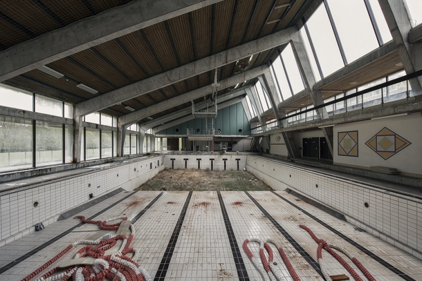 Abandoned swimming pool  by Rez