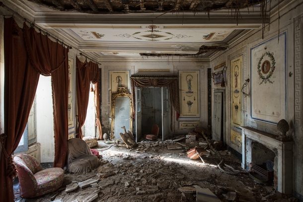 Abandoned Villa  by Nicola Bertellotti