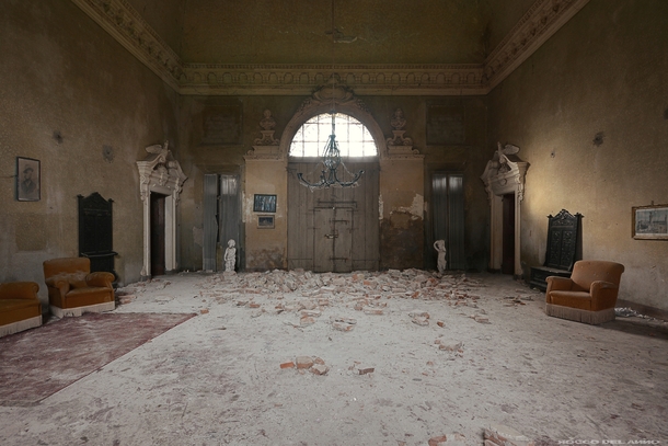 Abandoned villa  by rocco del anno