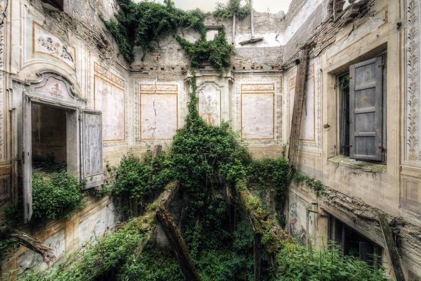 Abandoned Villa somewhere in Italy Photo by Michal Seidl 