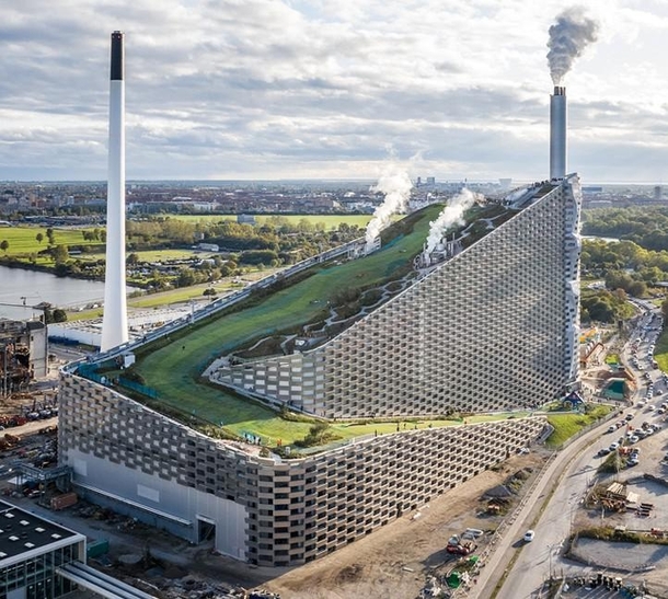 Amager Bakke waste-to-energy plant in Copenhagen has an artificial ski slope on the roof 