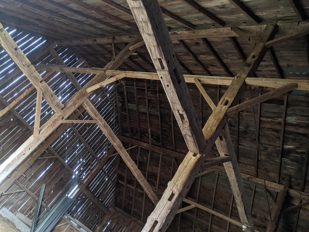 An abandoned barn on the side of the highway in southern Ontario