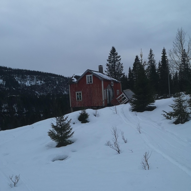 An abandoned farmhouse in the Norwegian wilderness 