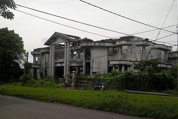 An abandoned half-completed mansion in Surabaya said to be haunted 