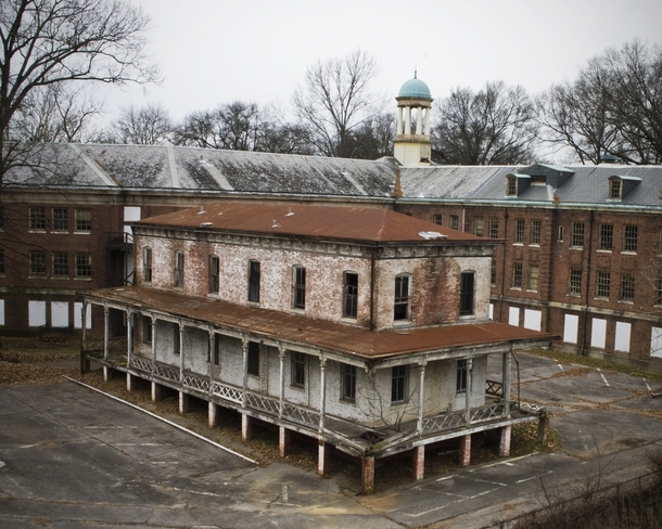 An abandoned military hospital in Memphis Tennessee By Evenshift on Flickr 