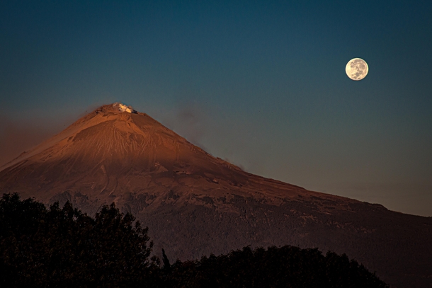 An amazing sky doesnt always need clouds Moonset next to a sunrise lit volcano Mexico