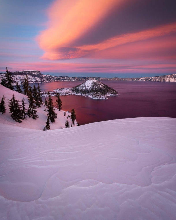 An epic sunset at Crater Lake in Oregon 