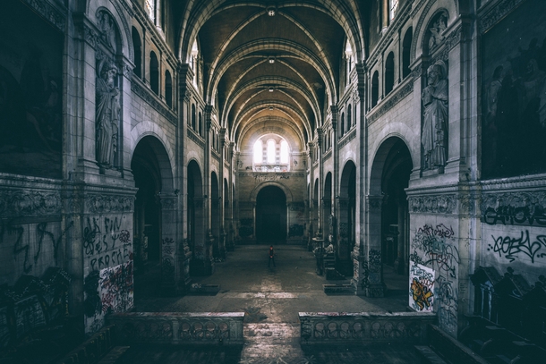 An hour to find how to break in this abandoned church in Lyon France 