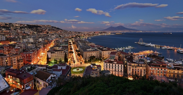 An iconic view of Naples and its fascinating Mount Vesuvius 