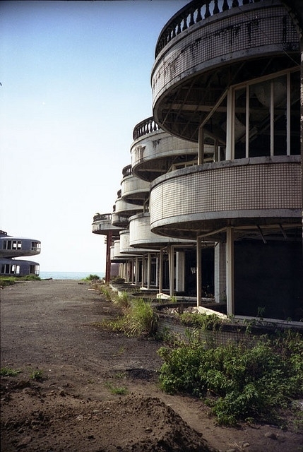 An old resort left to become a ghost town From the now defunct Formica account on Flickr 