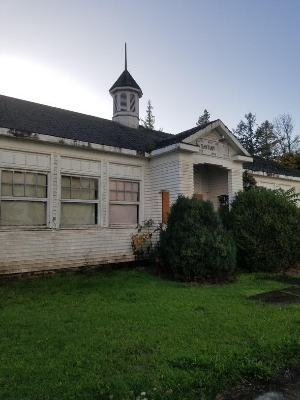 An old school in Santiam Oregon