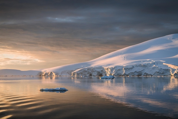 ANTARCTIC SUNSET - Lemaire Channel 