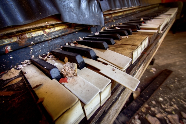 Beautifull piano in an abandoned caf  