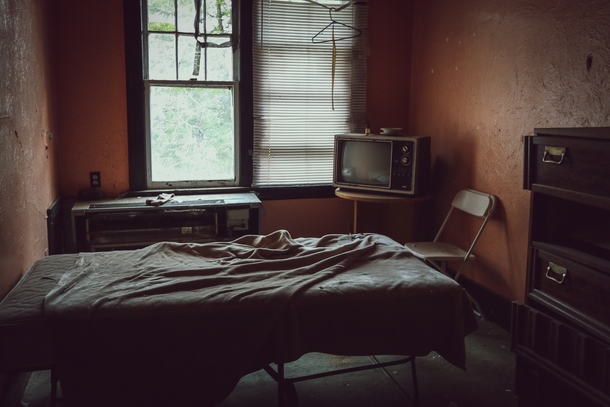 Bedroom with a cool old TV