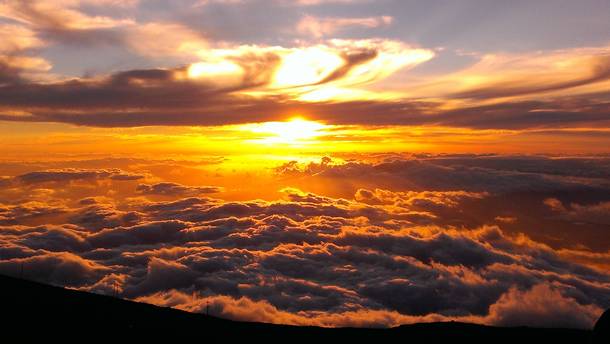 Breathtaking sunset I captured with my phone at the summit of Haleakala Maui x