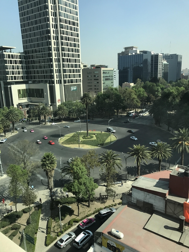 Built like a traffic circle Looks like a traffic circle Is not used like a traffic circle Mexico City