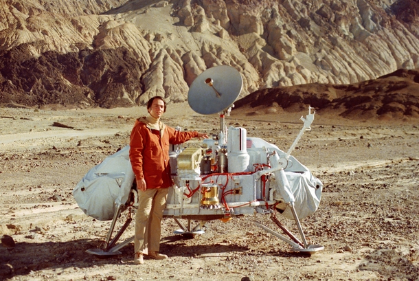 Carl Sagan poses with a Viking lander in Death Valley California Sagan examined possible landing sites on Mars for Viking along with Mike Carr and Hal Masursky 