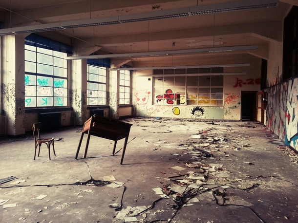 Sala Abandonada Classroom-in-an-abandoned-university-belgium-x-37321