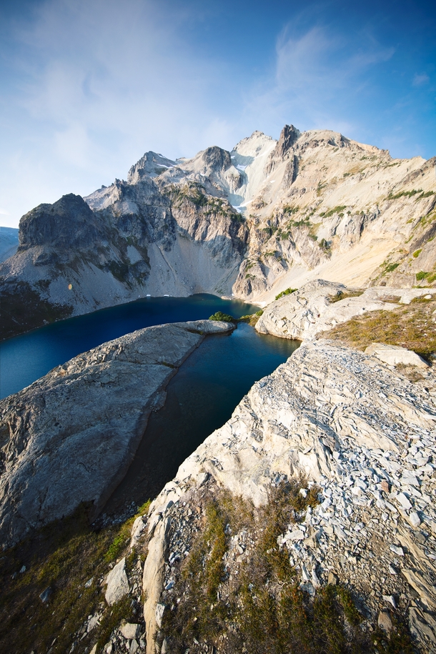 Cliffside Infinity Pool ft above an alpine lake Central Washington USA  IG mikeygribbin