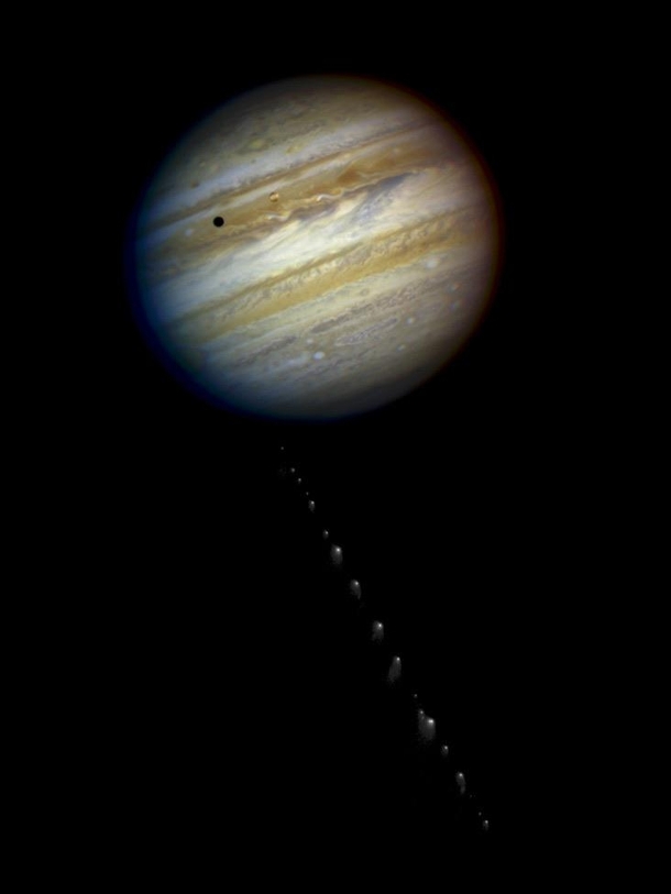 Comet Shoemaker-Levy  approaching Jupiter