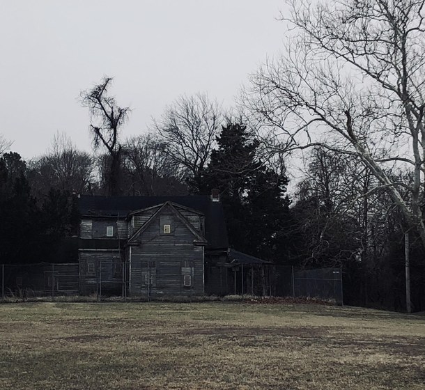 Creepy abandoned house near my neighborhood