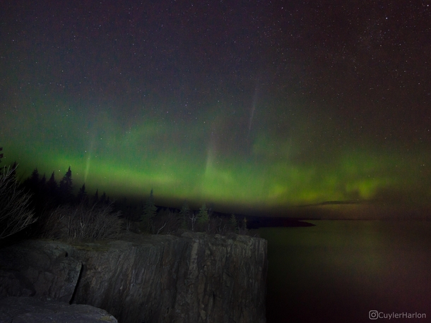 Dazzling display of northern lights from Palisade Head in Minnesota 