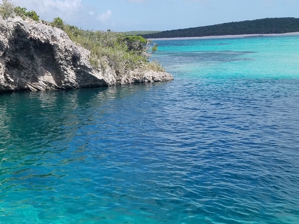 Deans blue hole Long Island Bahamas 