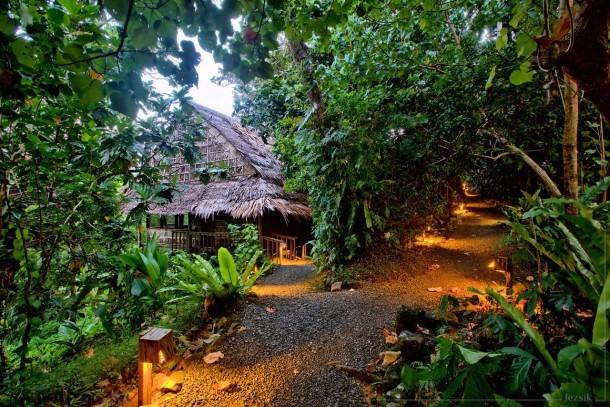 Eco-hotel in Pohnpei uses traditional building methods 