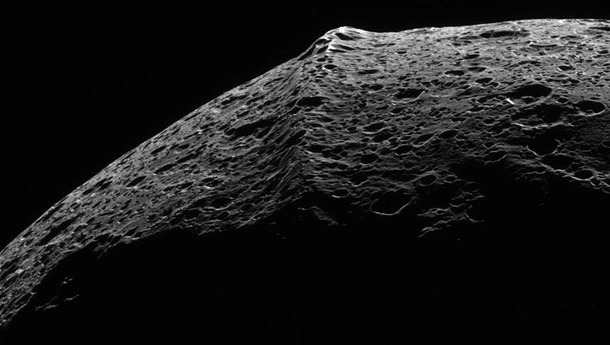 Equatorial ridge on Saturns moon Iapetus taken by the Cassini space probe 