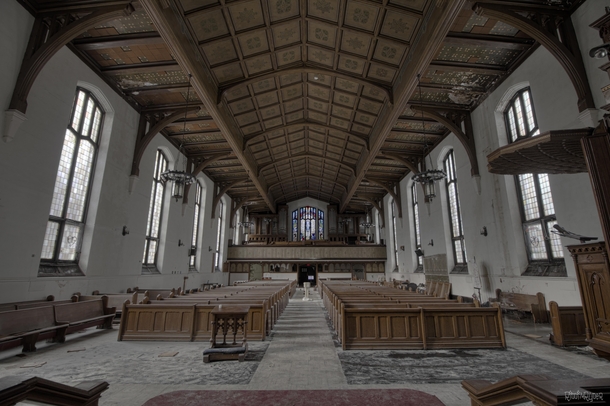 Exploring an Absolutely Beautiful Abandoned Cathedral 