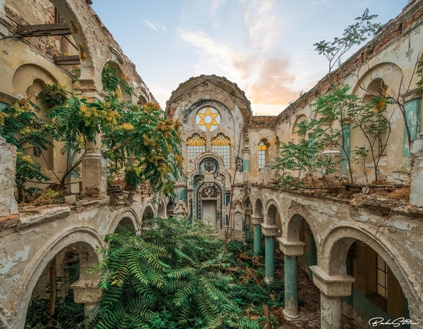 Free Spirit - Abandoned Synagoge 