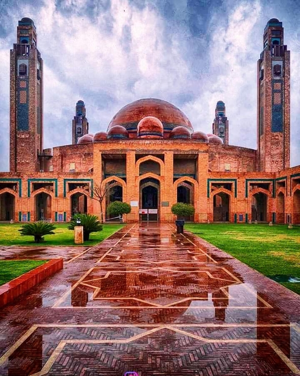 Grand Jamia Mosque Lahore Pakistan - Capacity of  worshippers and is the third largest mosque in Pakistan - photography_educator