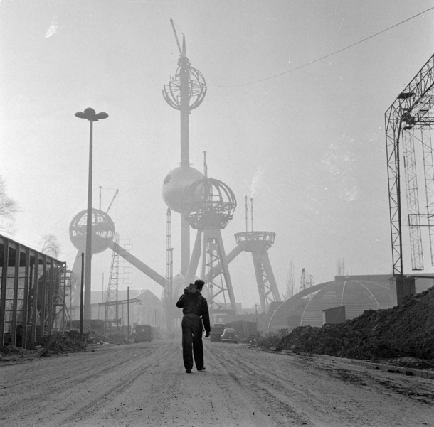 Havent seen it on here yet - Construction of the Atomium Bruxelles  