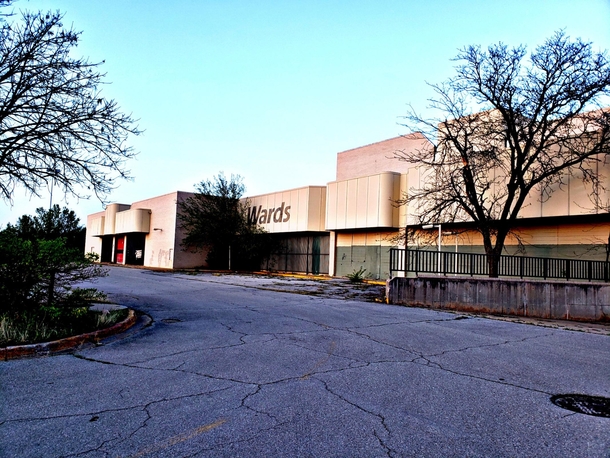 Heritage Park Mall-abandoned Midwest City OK 
