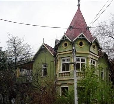 House of a former doctor abandoned after a massive fire in the attic Skopje 