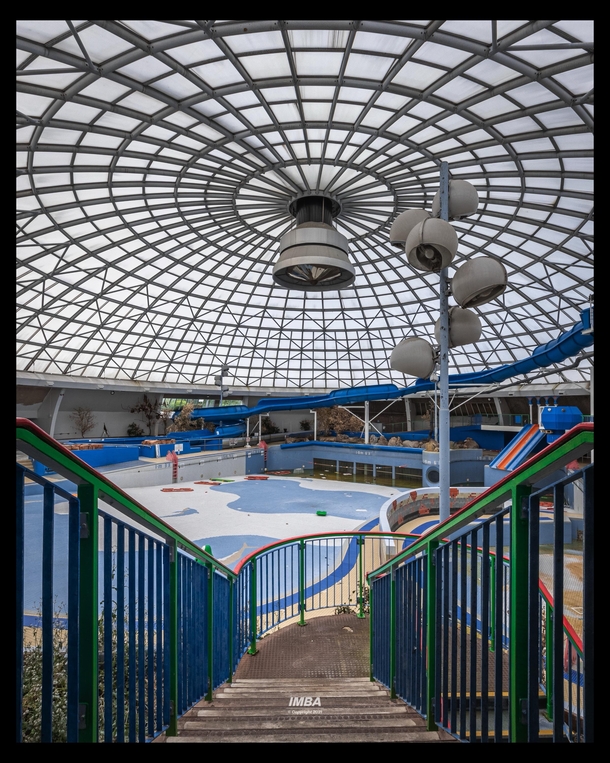 I explored an abandoned waterpark with an absolutely gorgeous glass done