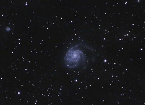 I got an image of Pinwheel Galaxy with a DSLR and kit lens