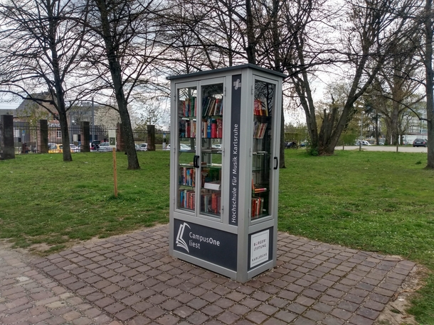 I love these public bookshelfs in Germany