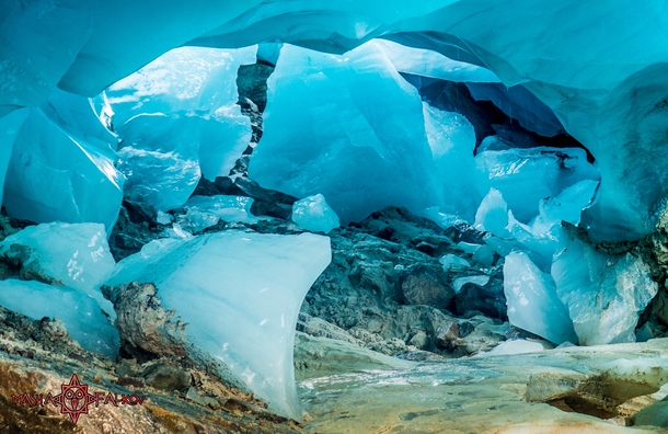 Ice Cave in Illecillewaet Glacier  x