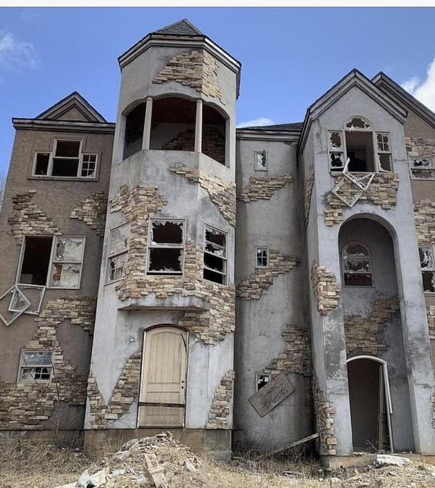 Indian Ridge resort a subdivision a abandoned McMansions in Branson MO