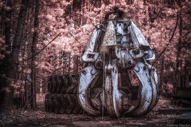 Infrared photo of the scrap bucket used to clear the roof of the failed reactor Chernobyl Vladimir Migutin 
