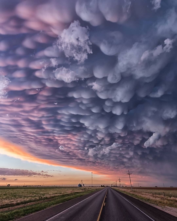 Insane mammatus clouds at sunset with some of the best colours Ive ever seen  Texas