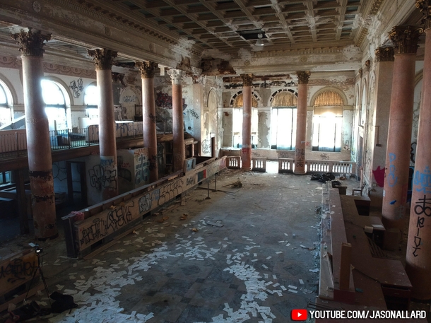 Inside a massive abandoned federal bank 