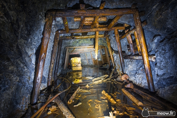 Inside an abandoned Gold Mine Only in Japan 
