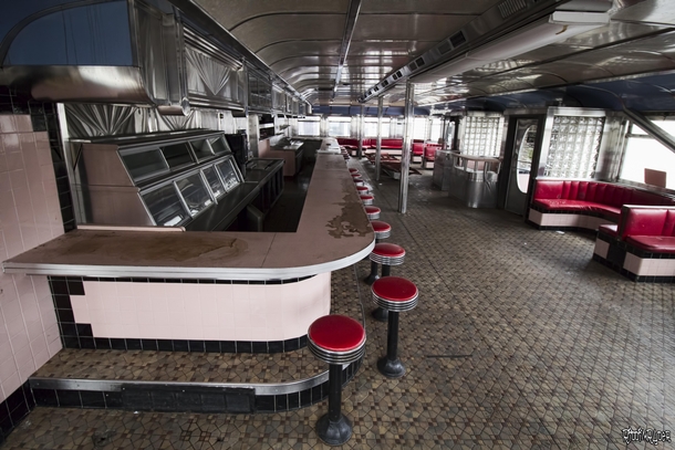 Inside the Abandoned Rosies Diner 