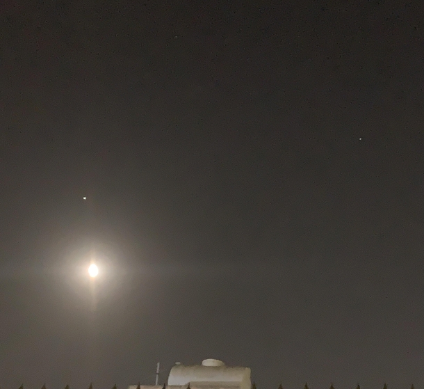 Jupiter over the moon and saturn on the right looks like the sky is crying