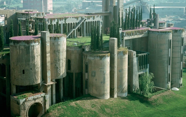 La Fbrica - Ricardo Bofill an old cement factory turned into a home 