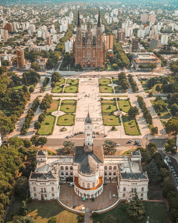 La Plata geographic center of a symmetric city