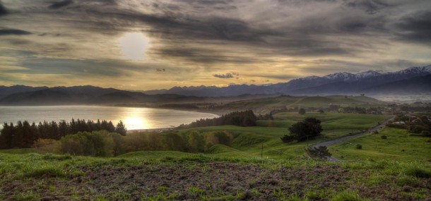 Lake greenery and mountainous horizon in Kaikoura New Zealand x-post from rpics 