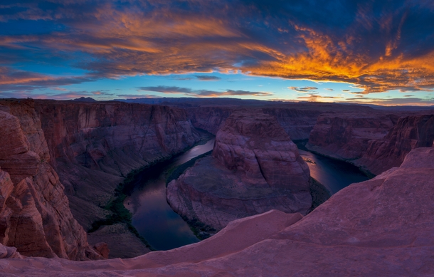 Lets start the Monday with a gorgeous sunset over Horseshoe Bend near Page Arizona
